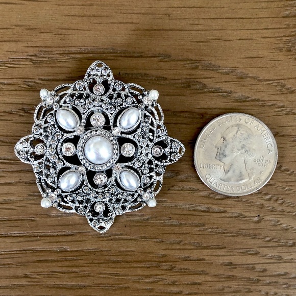 Beautiful Brooch - Picture 4 of 4